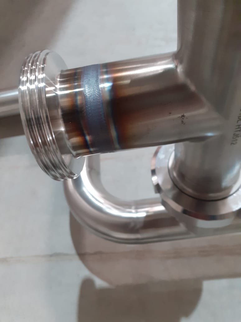 Soudeur travaillant sur une structure en inox
